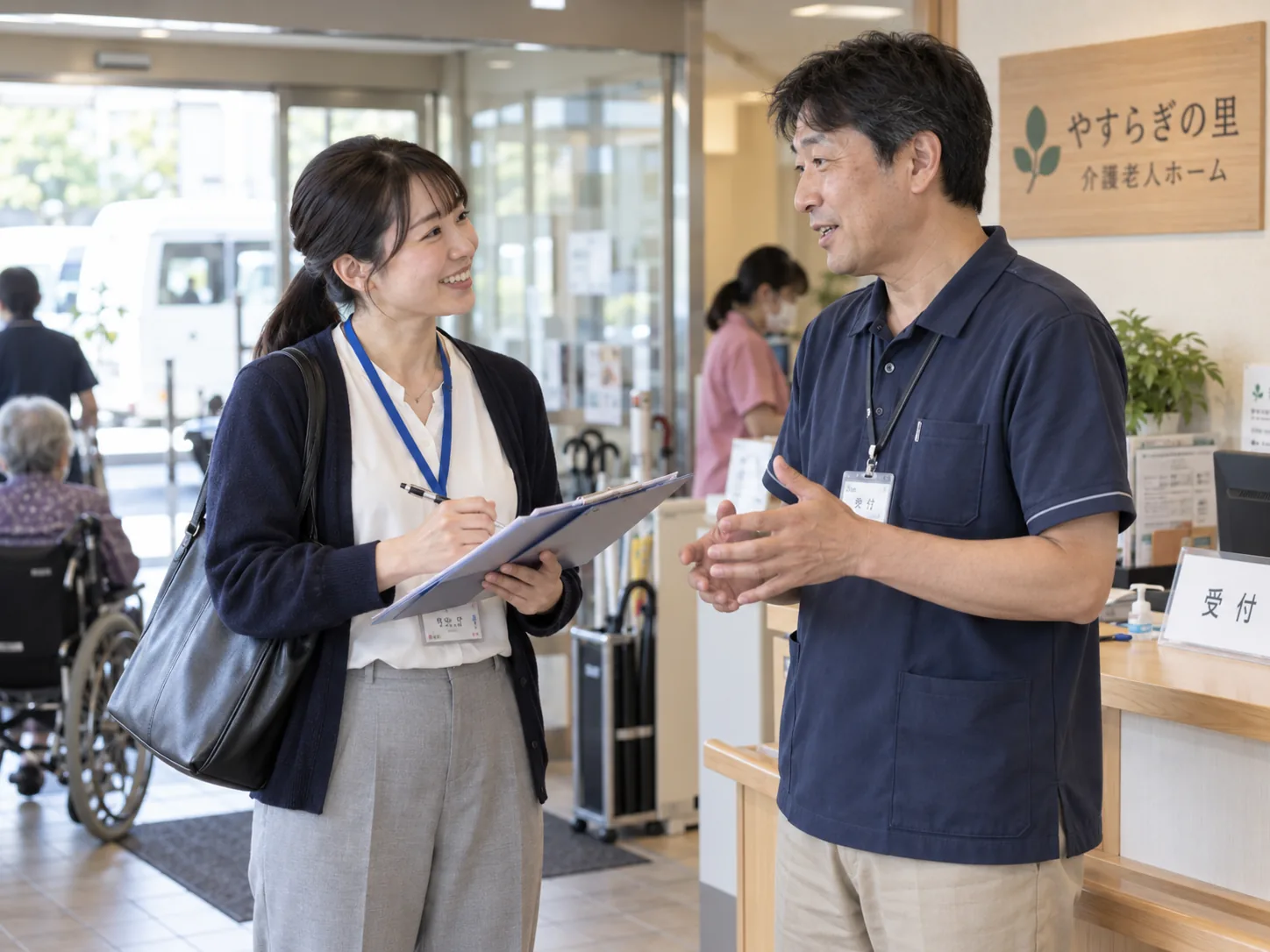 介護施設の受付でヒアリング調査を行うCareResearchの調査員