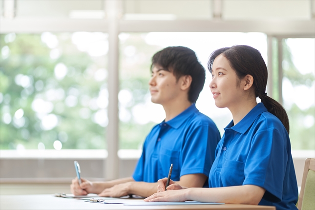 座学形式で研修を受けるスタッフ「けあぴ」の様子